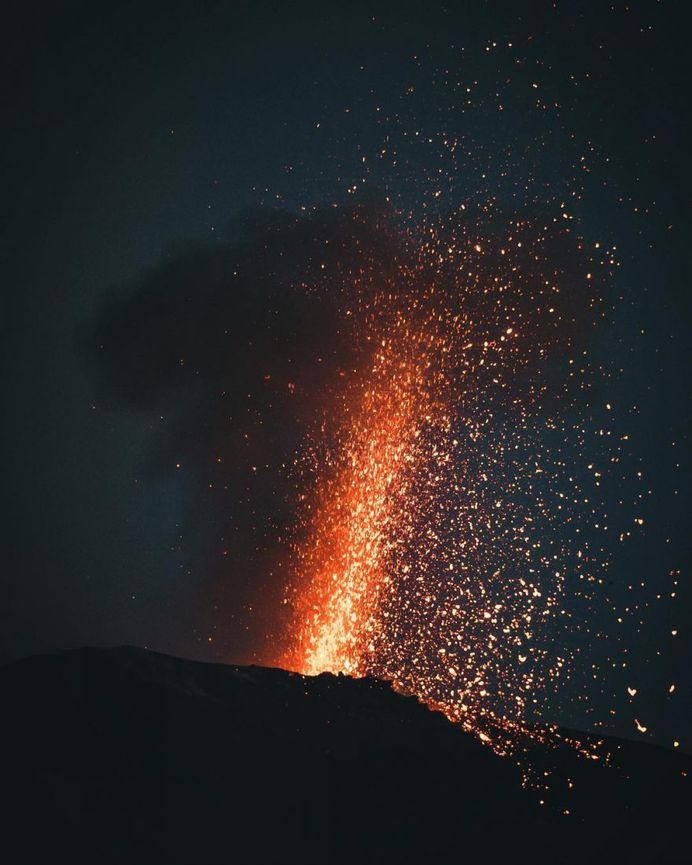 Oliver Arlart Climbs Stromboli Volcano to Capture Spactacular Lava Flow