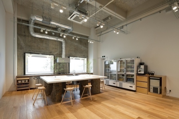 Hue plus photo studio by Schemata Architects, Tokyo office design #balance #space #work