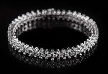 Fine link bracelet with brilliant-cut diamonds,