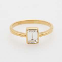 Solitaire ring with diamond in emerald-cut;