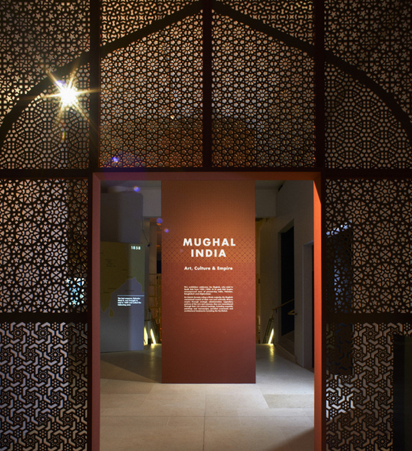 Entrance JaliA screen made up of different Jali patterns frames a totem which carries the title and introduction #carries #totem #jalia #title #different #jali #screen #frames #up #made #introduction #patterns #entrance
