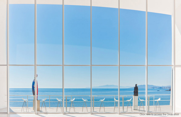 STUA. Onda ergonomic stool & Zero aluminium table #ocean #tua #white #interiors #stool #furniture #onda
