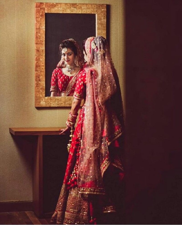 Some Best Mesmerizing Off-Beat Mirror Wedding Poses You Must Have Them for Your Wedding