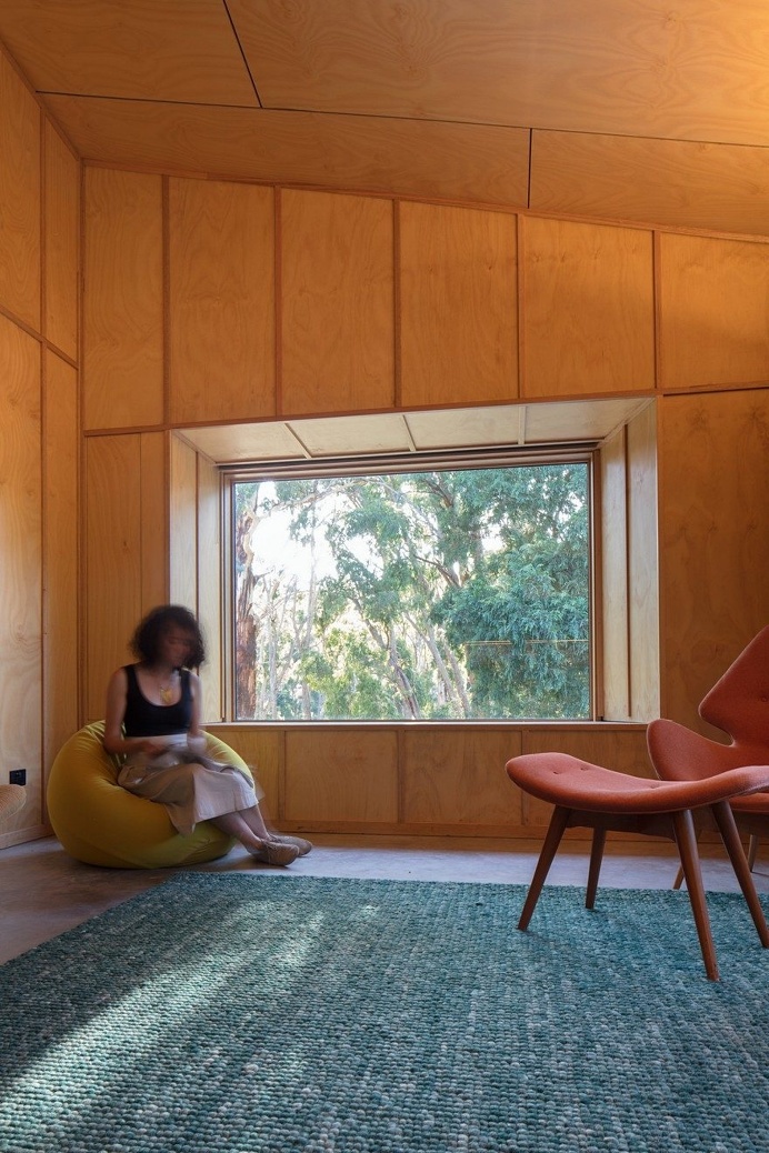 Shadow Cottage Daylesford is a Wood Story in Contrast to a Discrete Industrial Aesthetic 7