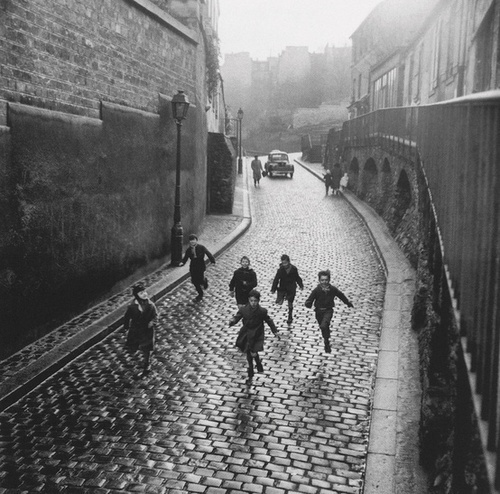 Unknown PhotographerÂ Montmartre, 1955Â Thanks toÂ undr #white #black #running #photography #and #kids #children