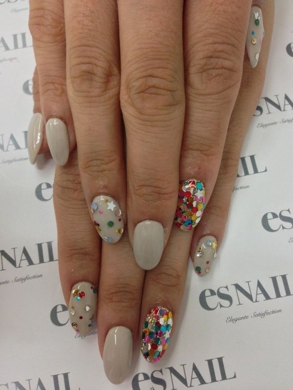 Are you meeting up with old friends? Then go out and feel confident by flaunting this nail art design! It looks wonderful and chic! You can