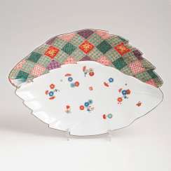 Early leaf-shaped candy dish with checker Board pattern and flowers in the Kakiemon style. #Sets #Teasets #Porcelainsets #Antiqueplates #Plates #Wallplates #Figures #Porcelainfigurines #porcelain