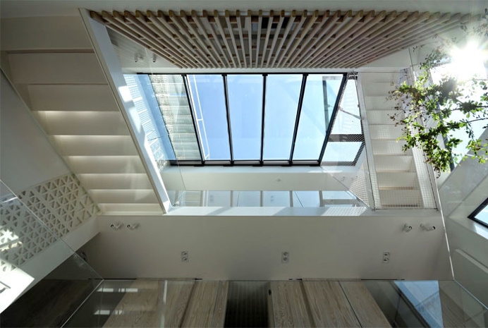 Spectacular Play of Volumes and Materials into Modern Split Level House - InteriorZine