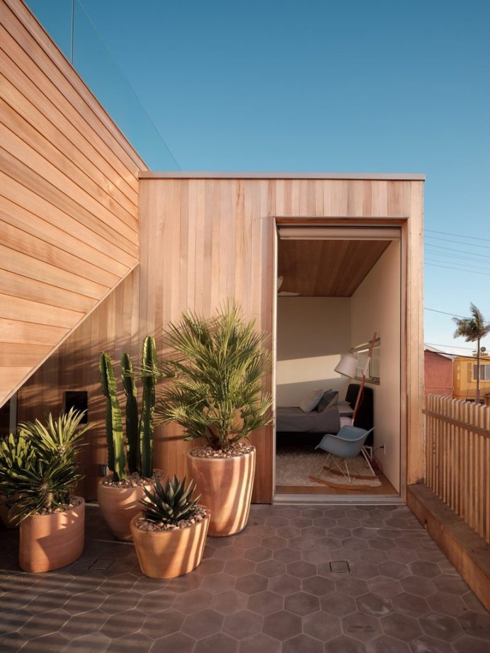 Ras-A Studio builds Walk-Street House near the beach in California