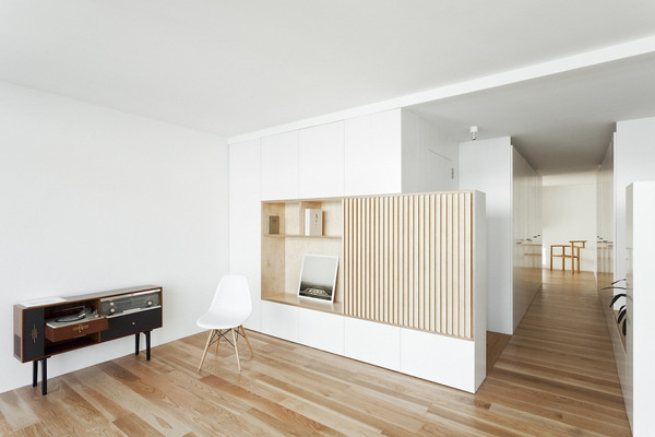 Casas Reais #wood #furniture #white #interior #wall