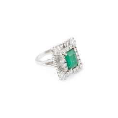 SMARAGD-RING MIT DIAMANTBESATZ
