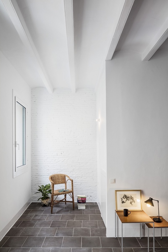 La Olga Apartment in Barcelona / RÄS Studio