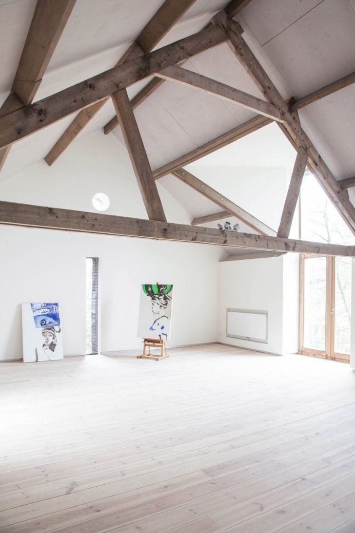 Loft atelier. Home & Atelier Grubbelhoeve by Jeanne Dekkers Architecture. © Holly Marder. #loft #truss #attic