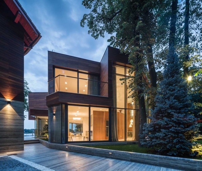 Extensive Use of Glass Defining Modern Lake House in Romania: Villa Snagov #house #modern #glass #architecture #residence