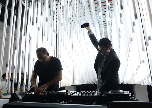 SOFTlab: light house flourescent tube installation for the crystal method #flourescent #softlab #installation #sonos #lights #tube