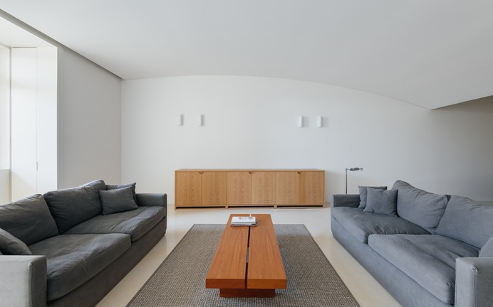 Building in Costa do Castelo by Aurora Arquitectos