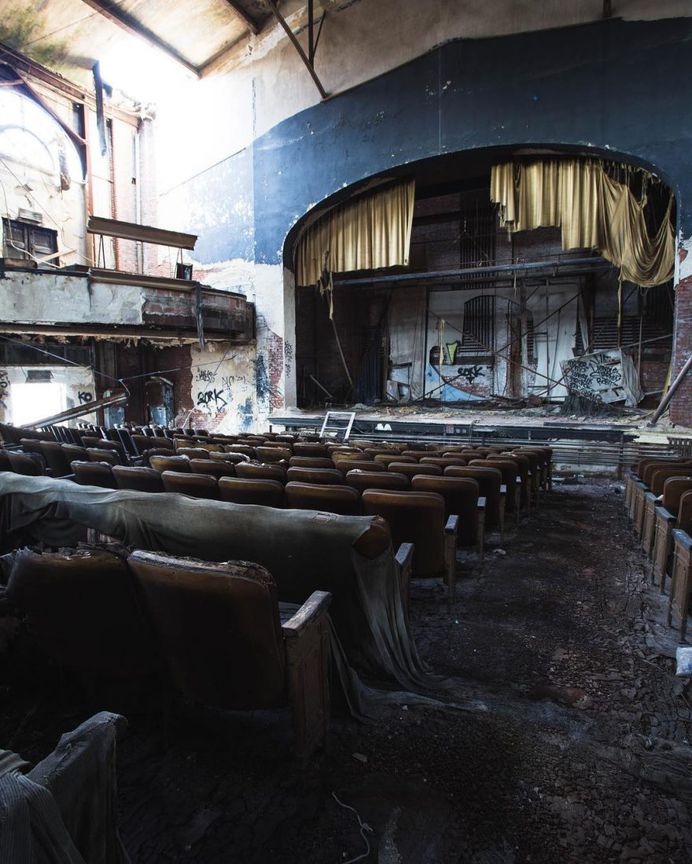 Jenn Brown Captures Gorgeous Abandoned Places in US