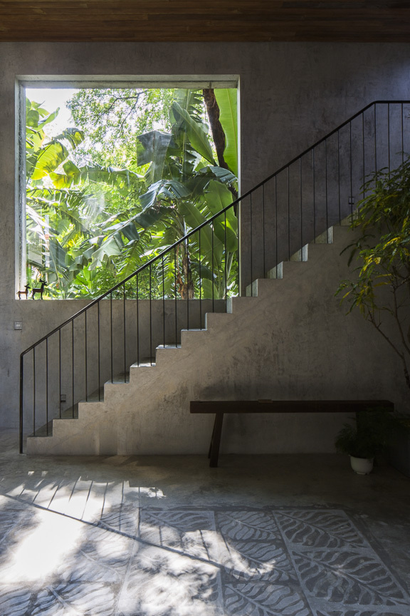 Concrete stairs and large window. Thong House by NISHIZAWAARCHITECTS. © Decon Photo Studio. #concrete #stairs #window