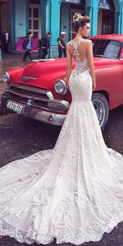Click through to see which trends are turning heads this wedding season. We’re sure you’ll find the look that’s perfect for your big day and leave your guests raving for years to come.