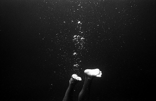bakmaya değer. #black and white #water #feet