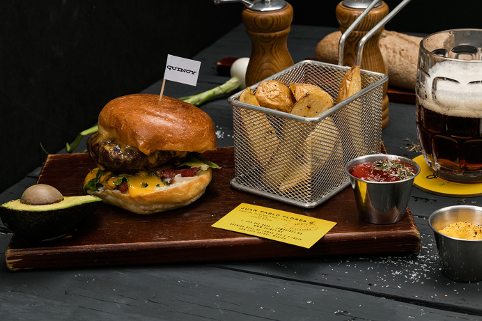 The all american comfort food. New spot located in San Luis Potosí, Mx. For the brand Parametro studio selected a wide set of types to crea