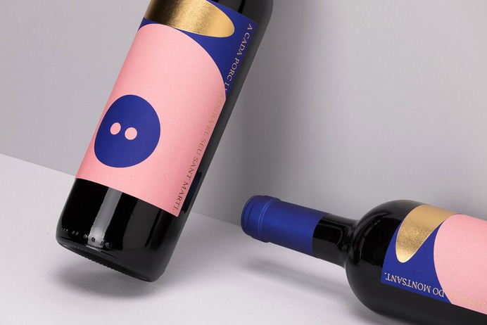 Vi Novell 2018 Packaging - Mindsparkle Mag Atipus Barcelona designed Vi Novell 2018 Packaging. Coinciding with the "slaughter pig" festival (November), the Vi Novell is bottled: the first wine of the harvest #logo #packaging #identity #branding #design #color #photography #graphic #design #gallery #blog #project #mindsparkle #mag #beautiful #portfolio #designer