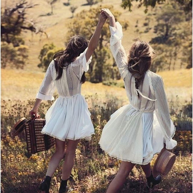 Spring time vibes 🥂🎀 #picnic #rosemilknostalgia #springfashion #inspo