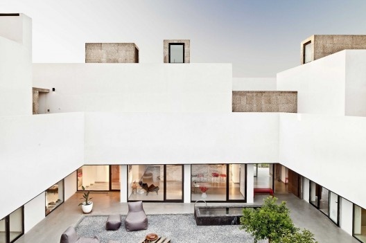 Villa Extramuros / Vora Arquitectura - courtyard hotness. #architecture #home
