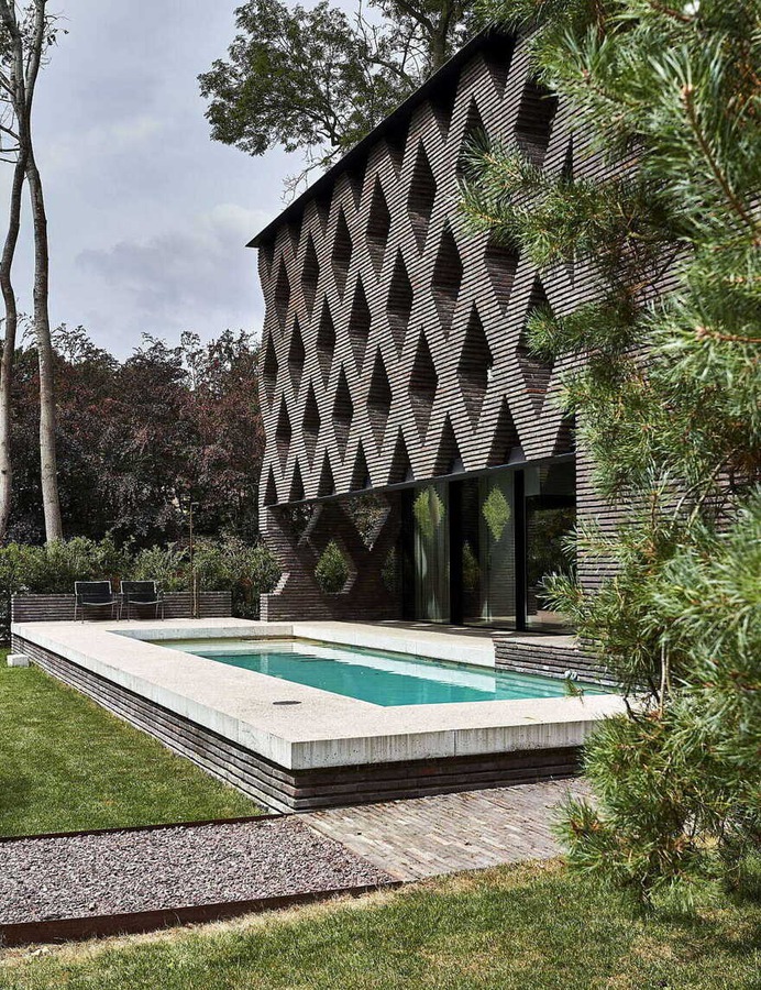 A Belgian Open House that Hides Behind an Oriental Brick-Curtain