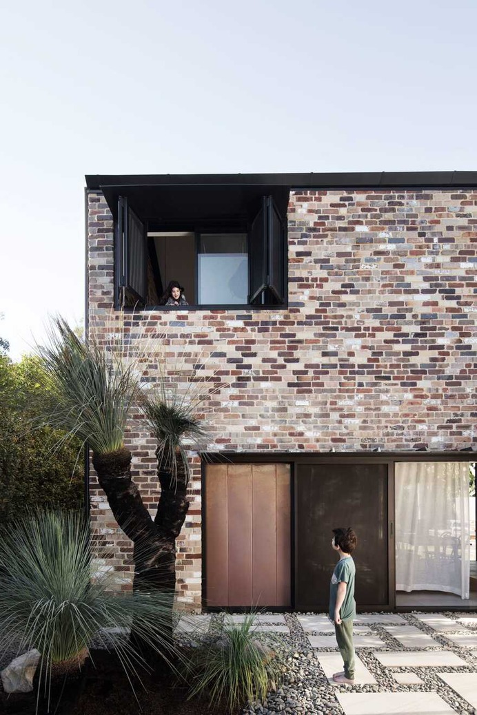 Brick Courtyard House / Youssofzay + Hart
