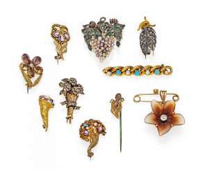 Lot of ten brooches.