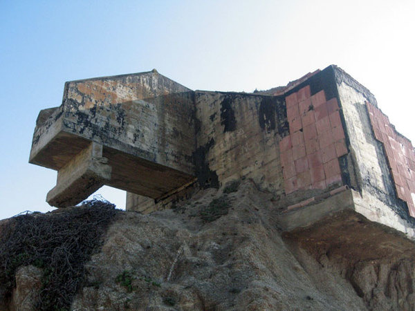 Hanging bunker at Devil's slide #concrete #bunker