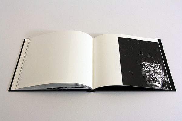La faccia marcata #white #scratch #negative #photo #book #black #karen #belton #marcata #and #faccia #editorial #libro