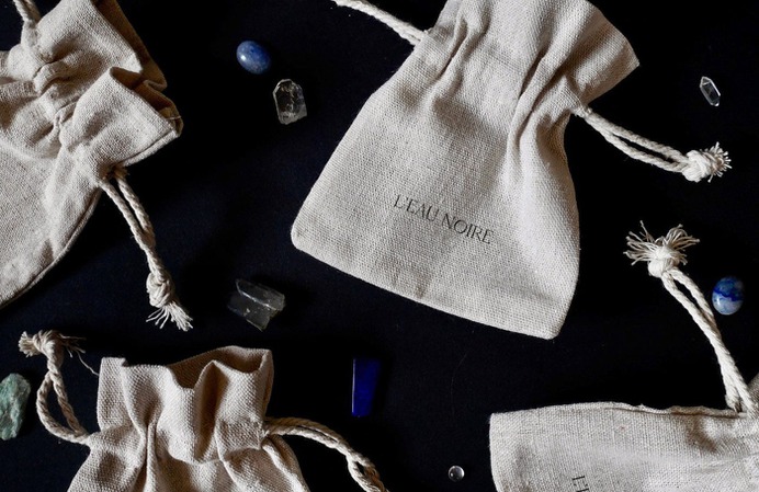 L'eau noire brand identity - Mindsparkle Mag Tiffanie Mazellier designed L'eau noire brand identity. L'eau noire is a jewellery maker who creates jewellery with a raw aspect and inspired by the magic of nature. #logo #packaging #identity #branding #design #color #photography #graphic #design #gallery #blog #project #mindsparkle #mag #beautiful #portfolio #designer