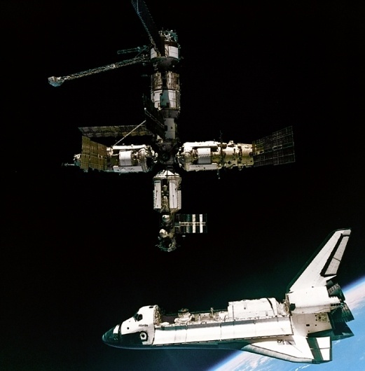 GPN-2000-001071.jpg (640×651) #shuttle #atlantis #nasa #mir #ussr #space #station