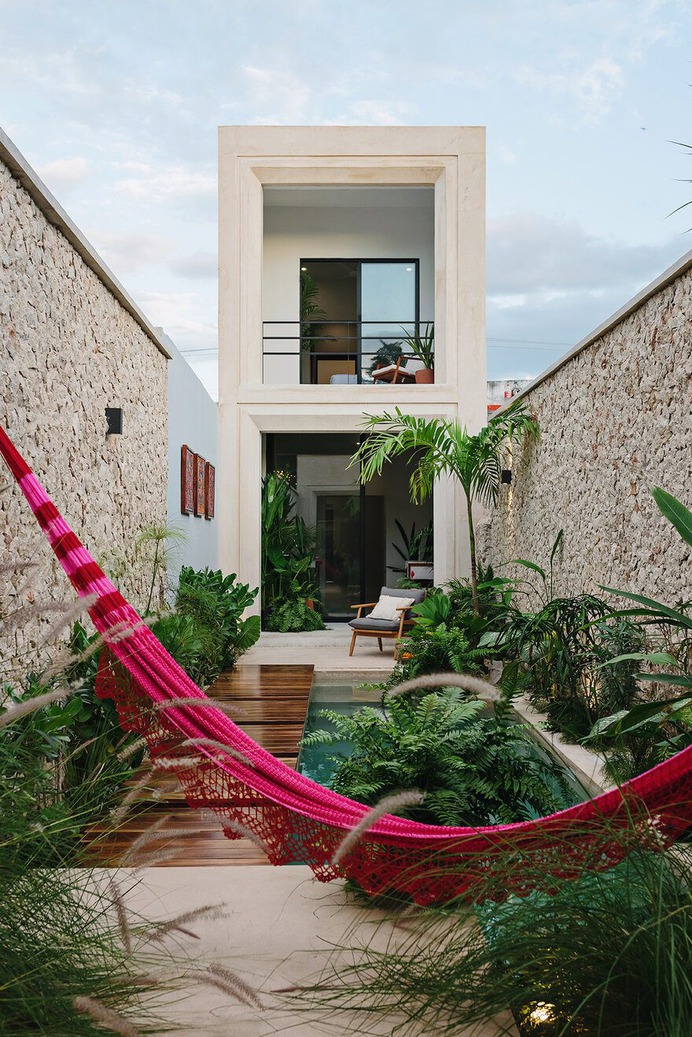 An Oasis in the City by Workshop Architects