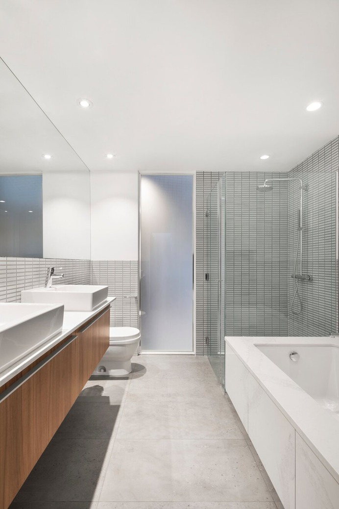 Master Bath, Montréal, Canada / RobitailleCurtis