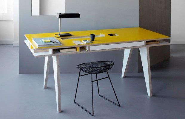 Insekt Desk +ADULT In Use
