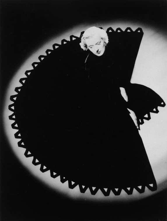 Norman Parkinson - Fan Dress - Photos - Photohab - Photographer's Portfolios #fashion #photography #inspiration