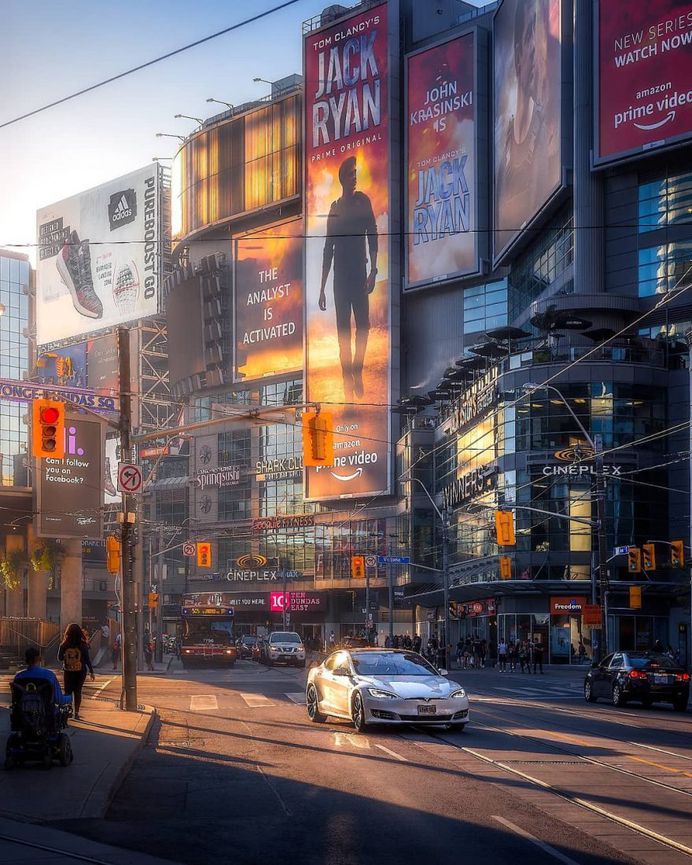 #streetsoftoronto: Vibrant Street Photography by Max Whitehead