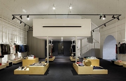 london-1948-02-570x368.jpg (JPEG Image, 570x368 pixels) #interior #pop #exhibition #store #nike #up