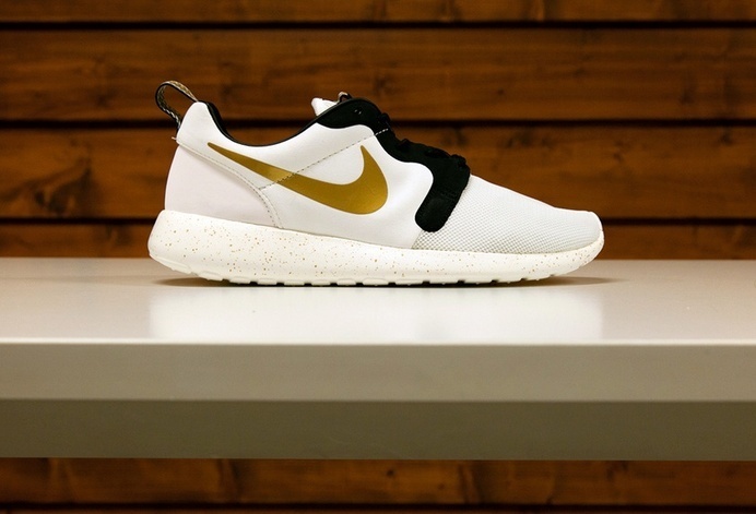 Nike Sportswear Gold Trophy Pack #roshe