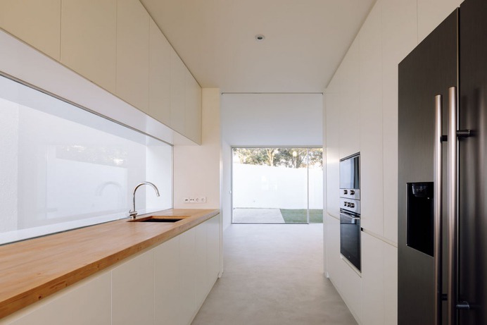 Casa em Caselas by PHDD Arquitectos