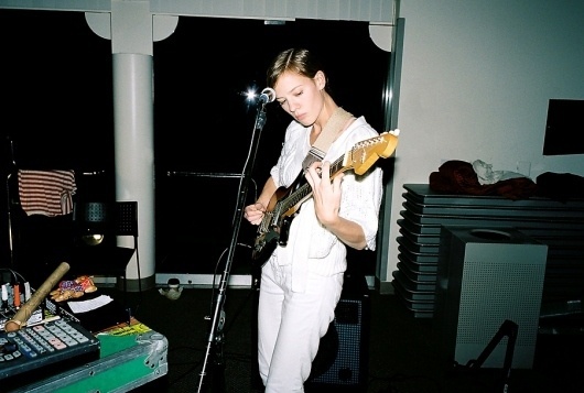 guitarfemale.jpg (JPEG Image, 902x609 pixels) #bryanteslava #photography #film #net #etiamvita