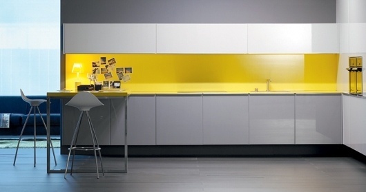 STUA Cocina de diseño minimalista con taburete #logos #design #stool #kitchen #stua
