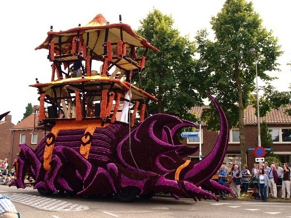 Beetle sculpture from flowers #sculpture #of #art #flowers #parade
