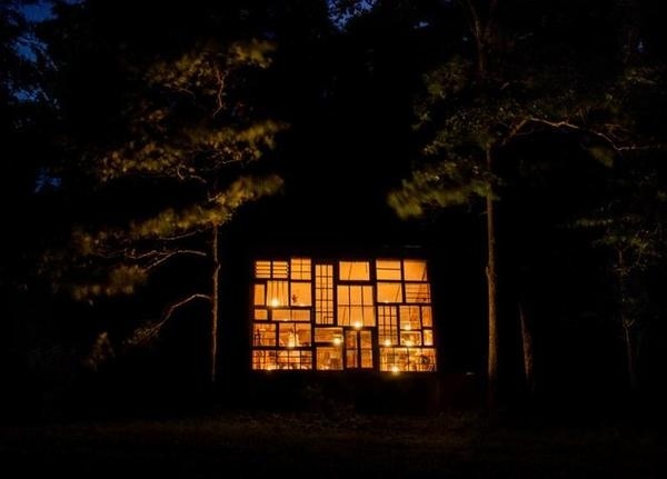 Nick Olson and Lilah Horwitz's glass house in the woods #glass #house