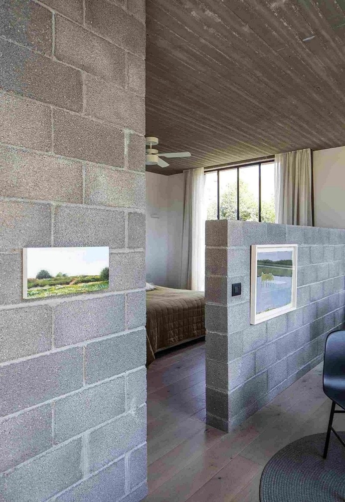 Raw Concrete and Black-Painted Metal Give Industrial Feeling to Jacobs-Yaniv House 9