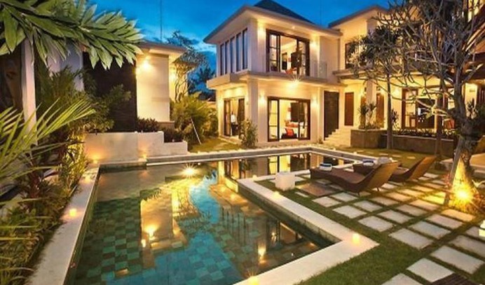 Located at Gang Merpati in Batu Belig, this 6 bedroom luxury holiday villa is perfect for large families or groups of friends who are keen to soak up the tropical sun and immerse in Balinese culture. The villa offers pool, maid services, daily breakfast, fully-equipped kitchen and more. Contact Villa Getaways for more details and booking