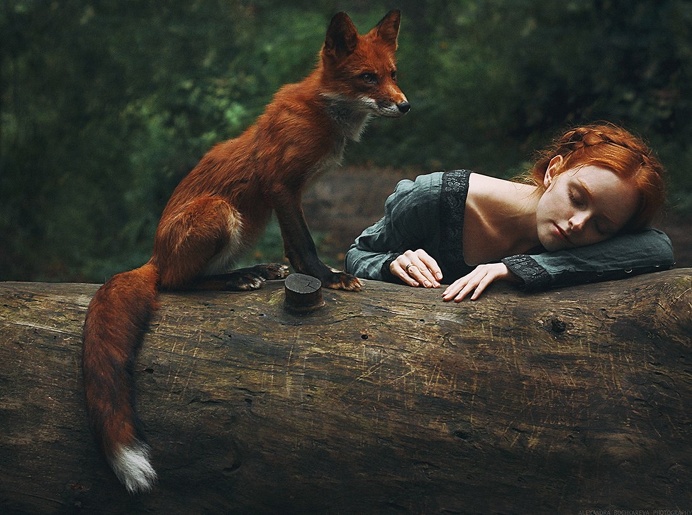 Marvelous Dreamlike Portraits Of Redheads With Red Foxes by Alexandra Bochkareva